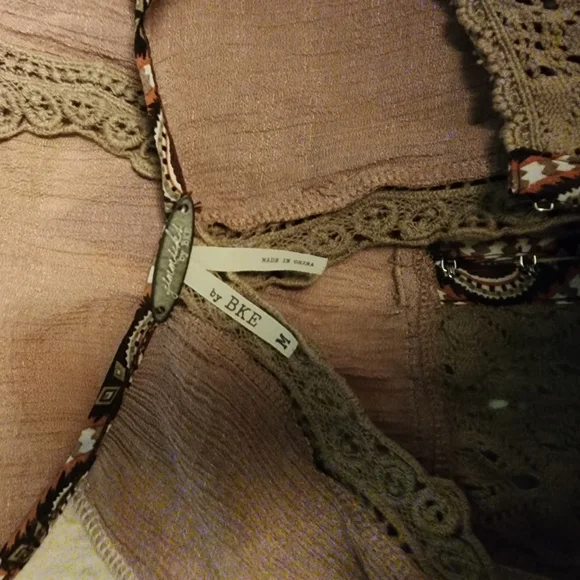 BKE Gimmicks Open Back Shirt - Picture 9 of 12